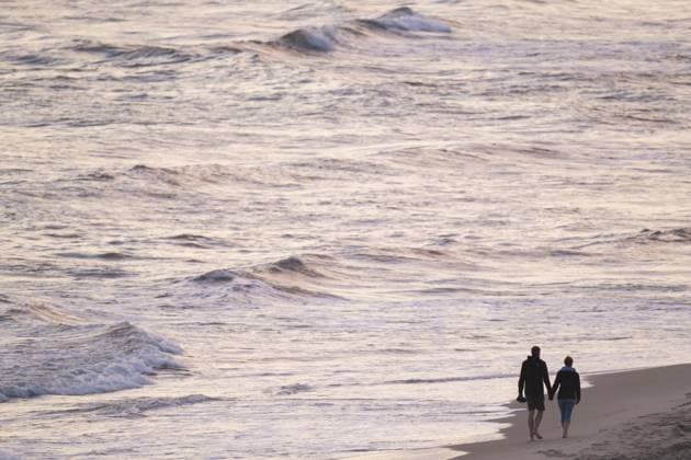 Paar geht am Meer spazieren, Brandung, Søndervig Strand, Nordsee, Dänemark, Europa Couple walking by the sea, surf, Søndervig Strand, North Sea, Denmark, Europe Copyright: imageBROKER OlafxKrüger ibxomk11497679.jpg