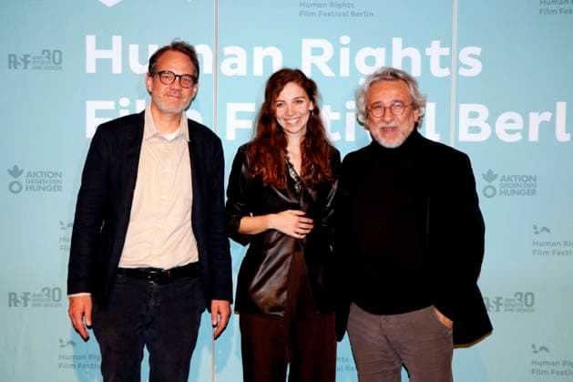 Bilder des Jahres 2024, Entertainment 10 Oktober Entertainment Themen der Woche KW40 Human Rights Film Festival, Eröffnung im Kino in der Kulturbrauerei, Berlin 04.10.2024 FestivalleiterJan Sebastian Friedrich-Rust und Lydia Spiesberger mit Can Dündar bei der Eröffnungsveranstaltung des Human Rights Film Festivals 2024 am 4. Oktober 2024 im Kino in der Kulturbrauerei in Berlin. Berlin Kino in der Kulturbrauerei *** Human Rights Film Festival, Opening at Kino in der Kulturbrauerei, Berlin 04 10 2024 Festival DirectorJan Sebastian Friedrich Rust and Lydia Spiesberger with Can Dündar at the opening event of the Human Rights Film Festival 2024 on October 4, 2024 at Kino in der Kulturbrauerei in Berlin Berlin Kino in der Kulturbrauerei Copyright: xAnitaxBuggex