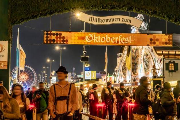 News Themen der Woche KW40 Willkommen zum Oktoberfest, Eingang zur Wiesn, Freitagabend, München, 4. Oktober 2024 Deutschland, München, 4. Oktober 2024, viele Wiesnbesucher am Freitagabend, 3. Wiesn-Wochenende, Willkommen zum Oktoberfest, Schild über dem Eingang zur Festwiese, , das Endes des Oktoberfests naht, Sonntag ist der letzte Wiesntag, bayerisch, Oktoberfest 2024, Volksfest, Bayern, *** Welcome to the Oktoberfest, entrance to the Wiesn, Friday evening, Munich, October 4, 2024 Germany, Munich, October 4, 2024, many Oktoberfest visitors on Friday evening, 3 Wiesn weekend, Welcome to the Oktoberfest, sign above the entrance to the festival meadow, , the end of the Oktoberfest is approaching, Sunday is the last Wiesn day, Bavarian, Oktoberfest 2024, folk festiv