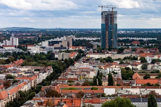 Drohnenansicht mit Blick auf der Sonenallee und die Baustelle des Estrel Towers in Berlin Neukölln am 27. September 2024. Drohnenbilder von Neukölln *** Drone view with a view of Sonenallee and the construction site of the Estrel Tower in Berlin Neukölln on September 27, 2024 Drone pictures of Neukölln
