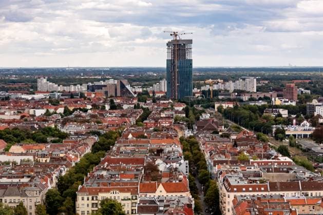 Drohnenansicht mit Blick auf die Baustelle des Estrel Towers aus Neukölln Berlin am 27. September 2024. Drohnenbilder von Neukölln *** Drone view with a view of the construction site of the Estrel Tower from Neukölln Berlin on September 27, 2024 Drone images of Neukölln