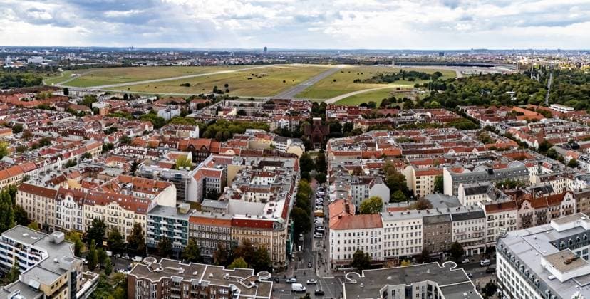 Drohnenansicht vom Schillerkiez mit dem Tempelhofer Feld in Hintergrund in Berlin Neukölln am 27. September 2024. Drohnenbilder von Neukölln *** Drone view of Schillerkiez with Tempelhofer Feld in the background in Berlin Neukölln on September 27, 2024 Drone pictures of Neukölln