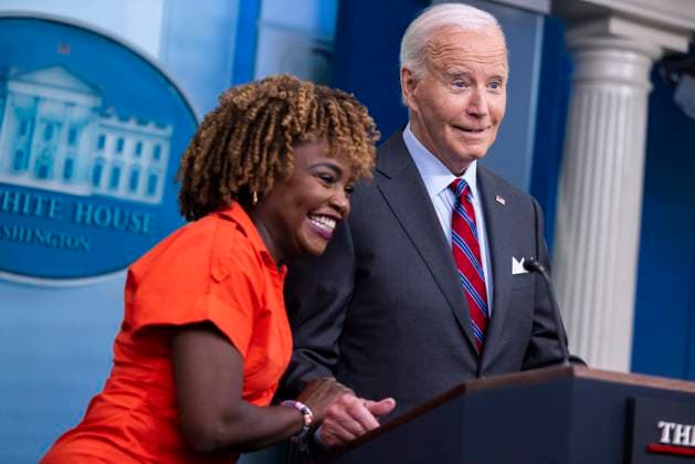 News Themen der Woche KW40 US President Joe Biden, with White House Press Secretary Karine Jean-Pierre, responds to a question from the news media during the daily briefing in the White House press briefing room at the White House in Washington, DC, USA, 30 September 2024. President Biden responded to questions on the economy, the election and support for Israel.6 Copyright: xCNPx xMediaPunchx