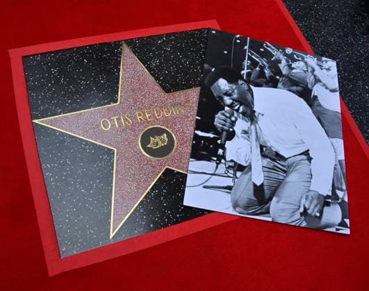 Bilder des Jahres 2024, Entertainment 10 Oktober Entertainment Themen der Woche KW40 A photo of singer songwriter Otis Redding lies on his star during a posthumous unveiling ceremony honoring the late entertainer with the 2,791st star on the Hollywood Walk of Fame on Friday, October 4, 2024.  LAP2024100406 JIMxRUYMEN