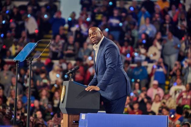 News Themen der Woche KW40 Vice President Kamala Harris Rally Michigan Earvin Magic Johnson endorses Vice President Kamala Harris for president at a rally in Flint, Michigan during the 2024 presidential campaign, Friday, Oct. 4, 2024. Flint Michigan United States Copyright: xDominicxGwinnx