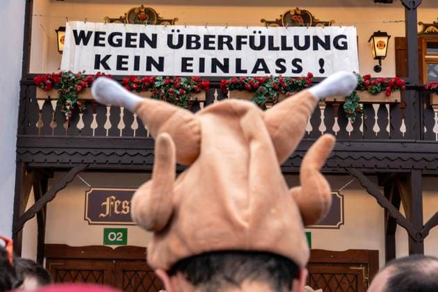 News Themen der Woche KW40 Wegen Überfüllung geschlossen, Transparent über dem Eingang eines Festzeltes am Freitagabend, München, 4. Oktober 2024 Deutschland, München, 4. Oktober 2024, Wegen Überfüllung geschlossen, Schild über dem Eingang des Armbrustschützenzelts, Freitag 17:40 Uhr, Wiesnbesucher mit Hendl-Hit wartet trotzdem vor dem Festzelt, viele Münchner und Münchnerinnen am letzten Wiesn-Wochenende unterwegs, 3. Wiesn-Wochenende, das Endes des Oktoberfests naht, Sonntag ist der letzte Wiesntag, bayerisch, Oktoberfest 2024, Volksfest, Bayern, *** Closed due to overcrowding, banner above the entrance of a marquee on Friday evening, Munich, October 4, 2024 Germany, Munich, October 4, 2024, Closed due to overcrowding, sign above the entrance of the Armb