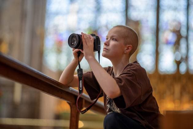 Bilder des Jahres 2024, Entertainment 10 Oktober Entertainment Themen der Woche KW40 Liz Hatton, teen cancer photographer. Liz Hatton, the 16-year-old fighting cancer who met the Princess of Wales recently, takes pictures for The Times at Ripon Cathedral, where head of the flower guild Caroline Baldwin put the final touches to displays for this Sunday s Harvest Service. Photography has long been a passion for the teenager, who saved up to buy her first camera at the age of ten and had hoped to pursue a career in the field. The Times is a frequent visitor to the beautiful Cathedral, which serves a very rural North Yorkshire community. In Sunday s service Dean John Dobson will draw attention to this year s poor crop yields. Some farmers have suffered from up to a 50% reduction in their harvest due to bad weather. 04.10.2024  Copyright: xJamesxGlossopx NINTCHDBPICT000938298640