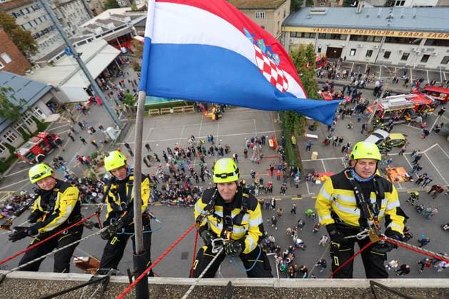 News Themen der Woche KW40 News Bilder des Tages (241005) -- ZAGREB, Oct. 5, 2024 -- Four firefighters show their descending skills on the occasion of the Firefighters Open Day held by the Zagreb public fire department in Zagreb, Croatia on Oct. 5, 2024. (Sanjin Strukic PIXSELL via Xinhua) CROATIA-ZAGREB-FIREFIGHTER-OPEN DAY LixXuejun 