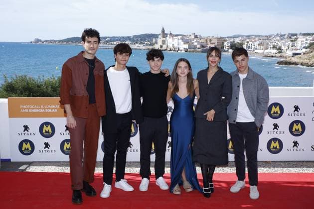 Entertainment Themen der Woche KW40 Entertainment Bilder des Tages Photocall for Invisible at the 57th Sitges Film Festival I D Actors Miki Esparbé, Izan Fernández, Diego Montejo, Liv Dobner, Aura Garrido and Eric Seijo pose at the photocall for the series Invisible, at the Sitges Film Festival 2024, on October 5, 2024, in Sitges, Barcelona, Catalonia Spain The series, based on the book of the same name by Eloy Moreno, tells the story of Capi, a 12-year-old boy who suffers an accident that causes him post-traumatic stress disorder. The psychologist who treats him tries to discover the reasons, and Capi tells him that he has the power of invisibility and that he is being chased by monsters and a dragon The Sitges International Fantastic Film Festival of Catalonia is a meeting point, exhibition, presentatio  Copyright: xKikexRinconx 6258380