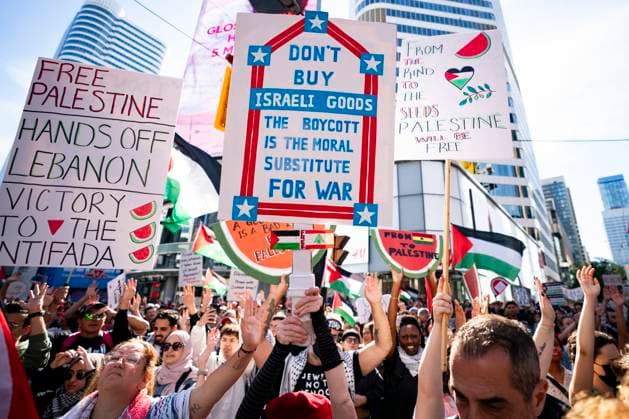 October 5, 2024, Toronto, On, Canada: People protest in support of Palestine in Toronto on Saturday, October 5, 2024. Toronto Canada  - ZUMAc35_ 20241005_zaf_c35_092 Copyright: xArlynxMcadoreyx