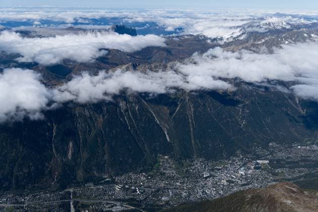 News Themen der Woche KW40 News Bilder des Tages October 5, 2024, Chamonix, Auvergne Rhone Alpes, France: The town of Chamonix, France, is seen from the Aiguille du Midi in the Mont Blanc region. Chamonix France - ZUMAb332 20241005_zip_b332_005 Copyright: xMatiasxBasualdox
