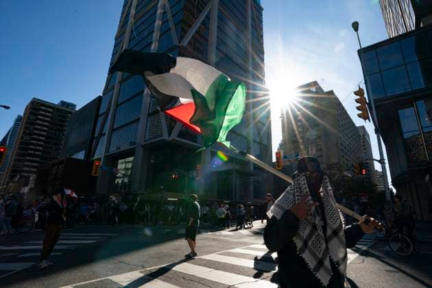 October 5, 2024, Toronto, On, Canada: People protest in support of Palestine in Toronto on Saturday, October 5, 2024. Toronto Canada  - ZUMAc35_ 20241005_zaf_c35_098 Copyright: xArlynxMcadoreyx