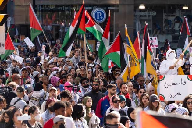 October 5, 2024, Toronto, On, Canada: People protest in support of Palestine in Toronto on Saturday, October 5, 2024. Toronto Canada  - ZUMAc35_ 20241005_zaf_c35_099 Copyright: xArlynxMcadoreyx