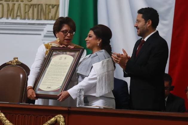 Clara Brugada Molina, receives the certificate that endorses her as Head of Government of Mexico City. during the swearing-in ceremony at the Congress of Mexico City. on October 5, 2024 in Mexico City, Mexico. Mexico City Mexico - ZUMAe321 20241005_zia_e321_064 Copyright: xCarlosxSantiagox