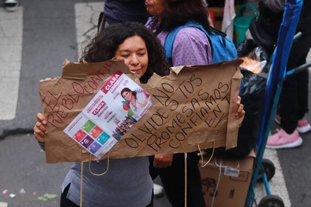 A woman shows her support as waiting for the leave of incoming Mexico City Head of Government Clara Brugada Molina during the swearing-in ceremony outside the Congress of Mexico City. on October 5, 2024 in Mexico City, Mexico. Mexico City Mexico - ZUMAe321 20241005_zia_e321_095 Copyright: xCarlosxSantiagox