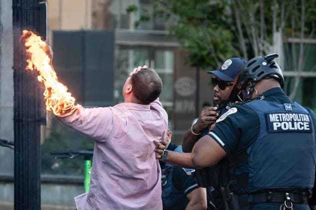 Bilder des Jahres 2024, News 10 Oktober News Themen der Woche KW40 News Bilder des Tages Demonstration for Palestine and Lebanon at the White House A journalist sets himself on fire while shouting Free Palestine during a demonstration in Washington, DC, on October 5, 2024. Police were able to extinguish the fire and called an ambulance. The protest was one of many worldwide marking one year since the attacks of October 7, 2023, and one year of Israeli retaliation against Gaza. Washington DC United States Copyright: xAllisonxBaileyx