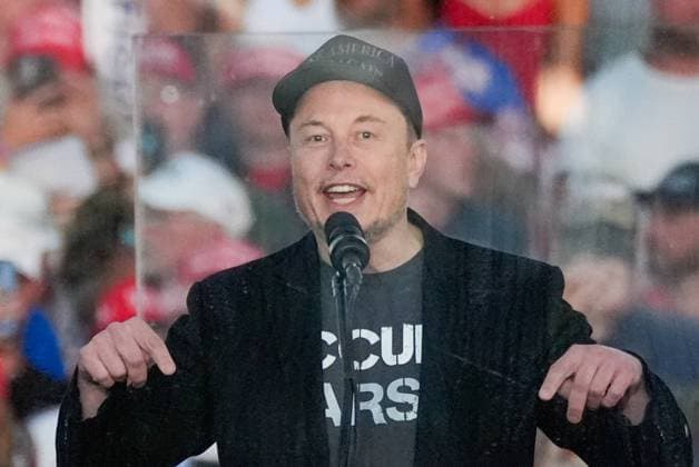 News Bilder des Tages October 5, 2024, Butler, Pennsylvania, United States: Elon Musk speaks at a rally in Butler during a Trump Rally a month before the US election. Republican presidential nominee former President Donald Trump held a rally in Butler, Pennsylvania, the site of a July 2024 assassination attempt that killed retired firefighter Corey Comperatore. Elon Musk and Vice Presidential candidate J.D. Vance also spoke at the event. Butler United States - ZUMAs197 20241005_aaa_s197_279 Copyright: xJenxGolbeckx