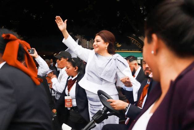 Baton Comand Ceremony For Clara Brugada as Mexico City Head of Government Incoming Mexico City Chief of Government Clara Brugada Molina taking a tour in gratitude to the Mexicans after receive the baton of command from representatives of indigenous peoples during a pre-Hispanic ceremony. on October 5, 2024 in Mexico City, Mexico. Mexico City CDMX Mexico Copyright: xCarlosxSantiagox