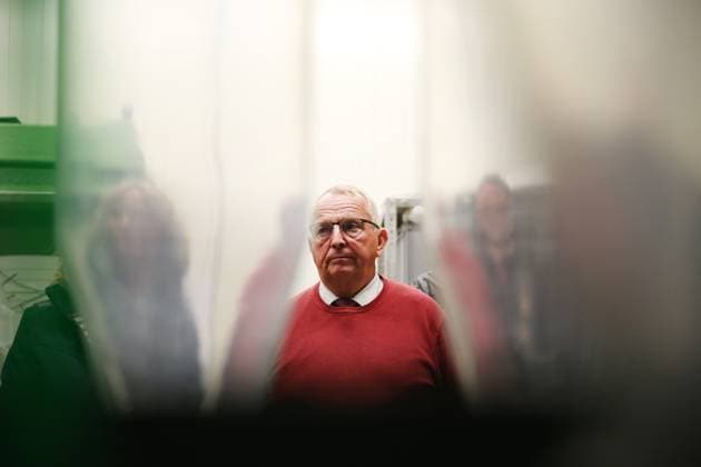 Porträt am Freitag (04.10.2024) in Born auf dem Darß (Landkreis Vorpommern Rügen) bei einem Pressetermin in der Aquakultur-Forschungsanlage der Landesforschungsanstalt für Landwirtschaft und Fischerei Mecklenburg-Vorpommern von dem Landwirtschaftsminister des Landes Mecklenburg Vorpommern Dr. Till Backhaus. Bei dem Termin informierte sich der Minister über die Aufzucht von Stören. Dazu besichtigte er die technischen Anlagen und Aufzuchtbecken. Außerdem sprach er mit den Mitarbeitern. Denn derzeit gilt es den Stör wieder in zahlreichen Gewässern anzusiedeln. Dazu leistet die Landesforschungsanstalt gegenwärtig einen großen Beitrag. Hier im Bild an einer Erbrütungsanlage *** Portrait on Friday 04 10 2024 in Born auf dem Darß Land