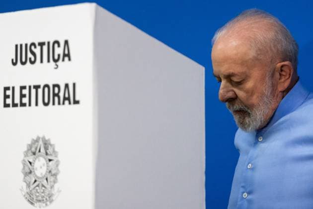 News Themen der Woche KW40 News Bilder des Tages SÃO BERNARDO DO CAMPO, SP - 06.10.2024: PRESIDENTE LULA VOTA EM SÃO BERNARDO - President Lula casts his vote in the first round of the 2024 Municipal Elections on Sunday morning (06) at the João Firmino Correia State School in São Bernardo do Campo, SP. x2628852x  RodileixMorais