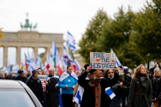 News Themen der Woche KW40 News Bilder des Tages Teilnehmer der Demonstration zum Jahrestag des Hamas-Massakers in Israel unter dem Motto Gemeinsam gegen das Verbrechen der Hamas an Israelis und Palästinensern. Für die Freilassung der Geiseln und das Ende der Hamas-Herrschaft in Gaza. vom Brandenburger Tor zum Bebelplatz. Berlin, 06.10.2024 *** Participants of the demonstration on the anniversary of the Hamas massacre in Israel under the slogan Together against Hamas crime against Israelis and Palestinians For the release of the hostages and the end of Hamas rule in Gaza from the Brandenburg Gate to Bebelplatz Berlin, 06 10 2024 Foto:xJ.xMWx xFuturexImagex israel_demo_4027