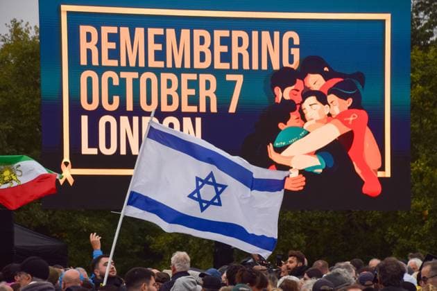 News Themen der Woche KW40 October 6, 2024, London, England, UK: Crowds gather in solidarity with Israel in Hyde Park to mark the first anniversary of the attack by Hamas on Nova music festival on 7th October 2023, which led to Israel s ongoing war in Gaza. London UK - ZUMAv130 20241006_zip_v130_002 Copyright: xVukxValcicx