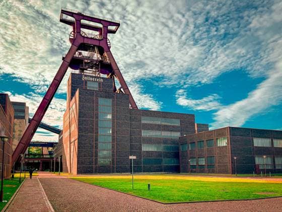 Zeche Zollverein, Essen, Deutschland, Europa, UNESCO-Welterbe, Industriekultur, Kohleförderung, Symbol des Strukturwandels im Ruhrgebiet, Architektur, Energiewende, nachhaltige Stadtentwicklung, Denkmalpflege, Tourismus, Transformation der Arbeitswelt, Klimawandel, Umweltschutz, Industriegeschichte, urbane Mobilität, CO2-Reduktion, Erneuerbare Energien, Ruhrkonferenz, Zukunft der Stadtentwicklung, Digitalisierung, Kulturerbe, nachhaltige Tourismusentwicklung. *** Zollverein Coal Mine Industrial Complex, Essen, Germany, Europe, UNESCO World Heritage Site, industrial heritage, coal mining, symbol of structural change in the Ruhr region, architecture, energy transition, sustainable urban development, monument preservation, tourism, trans Copyright: xLAURAxSTEINSIEKx