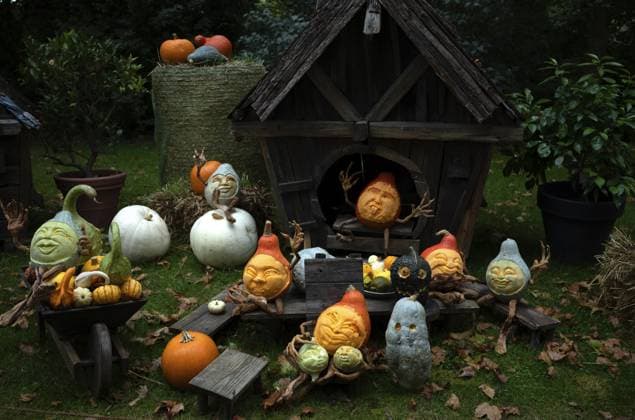 Geschnitzte Kürbisse, Figuren, Gasthaus, Zierkürbisse, Kürbisausstellung, Kürbisse, Blühendes Barock, Ludwigsburg, Baden-Württemberg, Deutschland, Europa Carved pumpkins, figures, inn, ornamental pumpkins, pumpkin exhibition, pumpkins, Blühendes Barock, Ludwigsburg, Baden-Württemberg, Germany, Europe Copyright: imageBROKER MichaelxWeber iblimw11516581.jpg