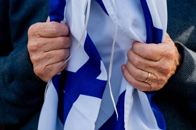 October 6, 2024, Ottawa, On, Canada: A Pro-Israel protestors holds onto an Israeli flag during q commemorative ceremony on Parliament Hill in Ottawa on Sunday, Oct. 6, 2024. Monday marks one-year since the beginning of hostilities between Israel and Palestine. Ottawa Canada  - ZUMAc35_ 20241006_zaf_c35_006 Copyright: xSpencerxColbyx