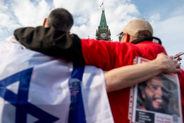 News Themen der Woche KW40 News Bilder des Tages October 6, 2024, Ottawa, On, Canada: Pro-Israel protestors take part in a commemorative ceremony on Parliament Hill in Ottawa, on Sunday, Oct. 6, 2024. Monday marks one-year since the beginning of hostilities between Israel and Palestine. Ottawa Canada  - ZUMAc35_ 20241006_zaf_c35_009 Copyright: xSpencerxColbyx