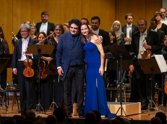 06.10.2024, Internationales Klassikfestival: Festival der Nationen 2024, Konzert im Kurhaus mit Sänger Rolando Villazon (Tenor), Guerassim Voronkov, Dirigent der Philharmonie Baden-Baden und Kate Lindsey, Sopran (re) 06.10.2024, Klassikfestival Bad Wörishofen 06.10.2024, Klassikfestival Bad Wörishofen