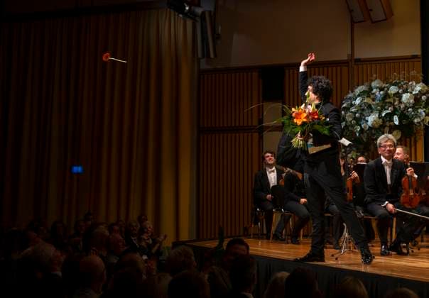 06.10.2024, Internationales Klassikfestival: Festival der Nationen 2024, Konzert im Kurhaus mit Sänger Rolando Villazon (Tenor), wirft Blumen ins Publikum 06.10.2024, Klassikfestival Bad Wörishofen 06.10.2024, Klassikfestival Bad Wörishofen