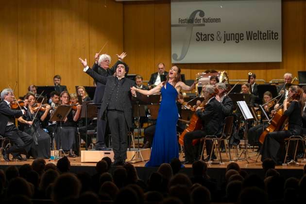 06.10.2024, Internationales Klassikfestival: Festival der Nationen 2024, Konzert im Kurhaus mit Sänger Rolando Villazon (Tenor), Guerassim Voronkov, Dirigent der Philharmonie Baden-Baden und Kate Lindsey, Sopran (re) 06.10.2024, Klassikfestival Bad Wörishofen 06.10.2024, Klassikfestival Bad Wörishofen