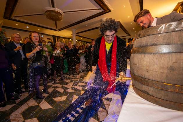 06.10.2024, Internationales Klassikfestival: Festival der Nationen 2024, nach dem Konzert im Kurhaus mit Sänger Rolando Villazon (Tenor) die After-Show-Party im Hotell Tanneck. Villazon zapft ein Oktoberfest-Bierfass für die Gäste mit gekonnten Schlägen. 06.10.2024, Klassikfestival Bad Wörishofen 06.10.2024, Klassikfestival Bad Wörishofen