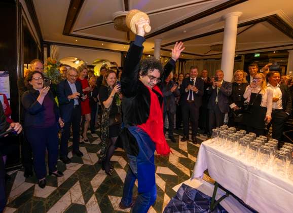06.10.2024, Internationales Klassikfestival: Festival der Nationen 2024, nach dem Konzert im Kurhaus mit Sänger Rolando Villazon (Tenor) die After-Show-Party im Hotell Tanneck. Villazon zapft ein Oktoberfest-Bierfass für die Gäste und feiert sein Können beim Anzapfen. 06.10.2024, Klassikfestival Bad Wörishofen 06.10.2024, Klassikfestival Bad Wörishofen