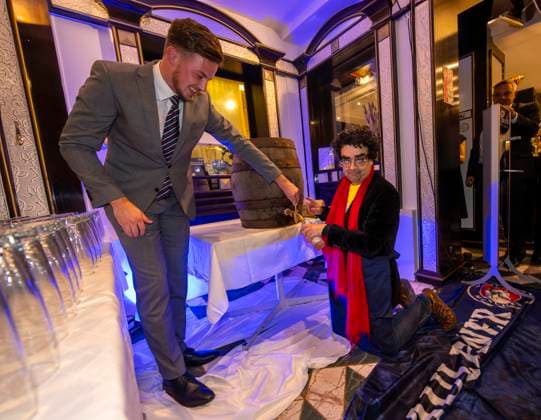 06.10.2024, Internationales Klassikfestival: Festival der Nationen 2024, nach dem Konzert im Kurhaus mit Sänger Rolando Villazon (Tenor) die After-Show-Party im Hotell Tanneck. Villazon zapft ein Oktoberfest-Bierfass für die Gäste und kniet sich vor dem Fässchen auf den Boden. 06.10.2024, Klassikfestival Bad Wörishofen 06.10.2024, Klassikfestival Bad Wörishofen