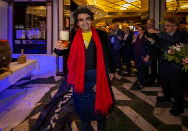 06.10.2024, Internationales Klassikfestival: Festival der Nationen 2024, nach dem Konzert im Kurhaus mit Sänger Rolando Villazon (Tenor) die After-Show-Party im Hotell Tanneck. Villazon zapft ein Oktoberfest-Bierfass für die Gäste. 06.10.2024, Klassikfestival Bad Wörishofen 06.10.2024, Klassikfestival Bad Wörishofen