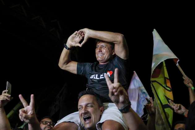 News Themen der Woche KW40 Brasilien, Kommunalwahlen BELÉM, PA - 06.10.2024: EDER MAURO COMEMORA IDA SEGUNDO TURNO - Candidate Delegate Eder Mauro of the PL celebrates going to the second round running for mayor of Belém. The right-wing candidate came in second place in the election and was welcomed at his campaign committee on Sunday night (06). x2629758x  FilipexBispo