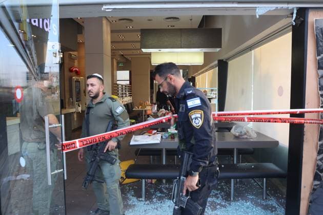 News Themen der Woche KW40 Nahostkonflikt, Israel, Terrorattacke in der südisraelischen Stadt Beer Sheva (241007) -- BEERSHEBA, Oct. 7, 2024 -- Security forces are seen at the site of a stabbing and shooting attack in the southern Israeli city of Beersheba, Oct. 6, 2024. A woman was killed and 10 others were wounded in a terror attack in the southern Israeli city of Beersheba, police said Sunday. (Photo by Xinhua) ISRAEL-BEERSHEBA-SHOOTING ATTACK GilxCohenxMagen 