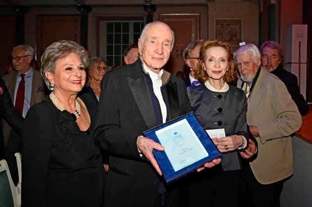Dagmar Frederic, Armin Mueller-Stahl und Sibylle Prinzessin von Preußen bei der Gala der Europäischen Kulturwerkstatt (EKW) Ein Lied geht um die Welt und der Verleihung des Prinz von Preußen Preises 2024 an Armin Mueller-Stahl im Konzerthaus am Gendarmenmarkt. Berlin, 06.10.2024