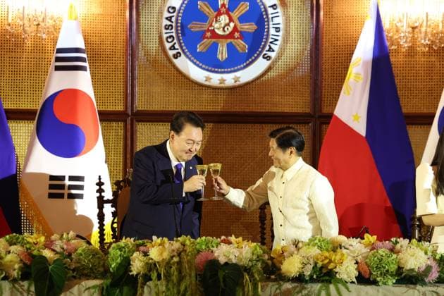 News Themen der Woche KW41 News Bilder des Tages S. Korea-Philippines summit luncheon S. Korea-Philippines summit luncheon South Korean President Yoon Suk Yeol (L) and his Filipino counterpart, Ferdinand Marcos Jr., toast during a state luncheon at Malacanang Palace in Manila on Oct. 7, 2024. (Yonhap) 2024-10-07 15:45:53 < 1980-2024 YONHAPNEWS AGENCY. .> ÇÊ¸®ÇÉ ÇÊ¸®ÇÉ EDITORIAL USE ONLY  Copyright: xx PYH2024100711170031500 YonhapxNewsx yonphotos234716