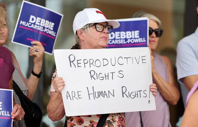 US-NEWS-FLA-ABORTION-MARIJUANA-POLLS-FL Cynthia Fardella of Fort Lauderdale, Florida, shows her support during an event for women s reproductive rights on June 24, 2024. (Carline Jean South Florida Sun Sentinel TNS) Fort Lauderdale FL USA EDITORIAL USE ONLY Copyright: xSouthxFloridaxSunxSentinelx2020x 118979785W CarlinexJeanx krtphotoslive944149