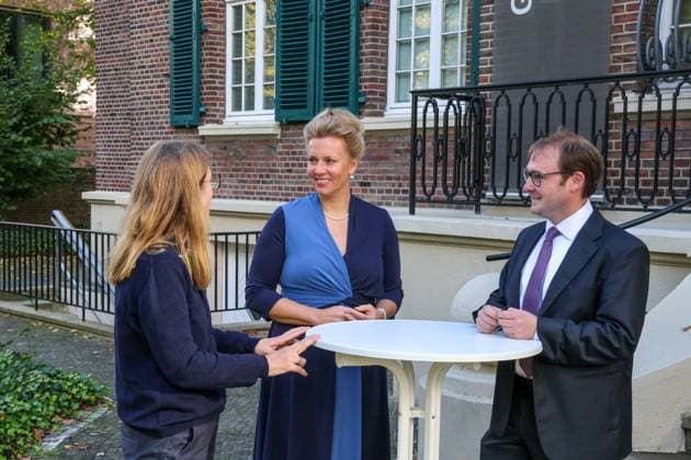 Ina Brandes (CDU), Ministerin für Kultur und Wissenschaft des Landes Nordrhein-Westfalen besucht den Geschichtsort Villa ten Hampel. Hier im Gespräch mit Stefan Querl, Leiter der Villa ten Hompel und Stadträtin Cornelia Wilkens. Münster, Nordrhein-Westfalen, DEU, Deutschland, 07.10.2024