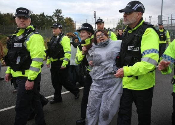 News Themen der Woche KW41 News Bilder des Tages October 7, 2024, Blackburn, England, UK: A protester is arrested and led away in handcuffs after not moving out of the road during the demonstration. Protesters block all four gates and deny access to staff at BAE Systems in Samlesbury. The protest marks the one-year anniversary of the start of the Gaza Israeli war that has seen over 41,000 civilians killed. Protesters accuse BAE Systems of being complicit in the Gaza genocide by producing the F-35 fighter jets at their Samlesbury facility. The jets have been used by the Israelis in the air assault of Gaza,Yemen and more recently in Lebanon. Blackburn UK - ZUMAmp3_ 20241007_zip_mp3_033 Copyright: xMartinxPopex