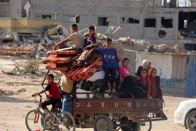 Bilder des Jahres 2024, News 10 Oktober News Themen der Woche KW41 Palestinian residents leave the area with the belongings they could bring with them after Israeli army attack Palestinian residents leave the area with the belongings they could bring with them after Israeli army attack on the town of Bani Suheila, in Khan Yunis, Gaza on October 07, 2024. Casualties and injuries were reported in the attack. Photo by Omar Ashtawy apaimages Khan Yunis Gaza Strip Palestinian Territory 071024_Khan_Yunis_OSH_00(83) Copyright: xapaimagesxOmarxAshtawyx xapaimagesx