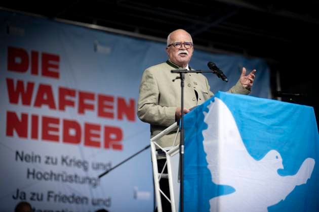 Peter Gauweiler, Friedensdemo DEU, Deutschland, Germany, Berlin, 03.10.2024 Rede von Peter Gauweiler , Politiker ehe. CSU , auf der bundesweiten Demonstration der deutschen Friedensbewegung unter dem Motto Nein zu Kriegen und Hochruestung Die Waffen nieder Ja zu Frieden und soziale Friedenspolitik vor der Siegessaeule in Berlin Deutschland . Der Protest verschiedenen Initiativen und Parteien wie Buendnis Bündnis BSW Sahra Wagenknecht , SPD, Die Linke , Gewerkschaften etc fordert einen Waffenstillstand in Gaza und Nahost , Friedensverhandlungen sowie Ende der Sanktionen und den Krieg Ukraine gegen Russland sowie Israel und Hamas , Ende de‹r Waffenlieferungen an die Ukraine , Keine Stationierung von US-Mittelstreckenwaffen und allgemein ge