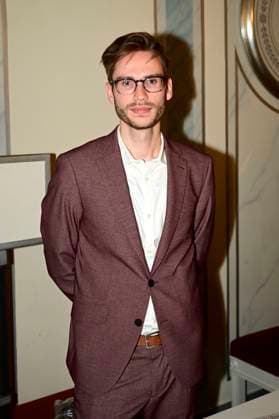 Lukas Natschinski bei der Gala der Europäischen Kulturwerkstatt (EKW) Ein Lied geht um die Welt und der Verleihung des Prinz von Preußen Preises 2024 an Armin Mueller-Stahl im Konzerthaus am Gendarmenmarkt. Berlin, 06.10.2024