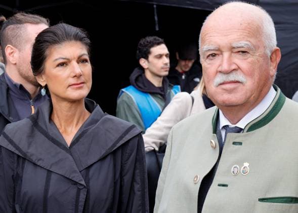 BSW-Parteivorsitzende Sahra Wagenknecht, CSU-Politiker. Peter Gauweiler, Deutschland, Berlin, Großen Stern, Friedensdemo am 3. Oktober *** BSW party leader Sahra Wagenknecht, CSU politician Peter Gauweiler, Germany, Berlin, Großer Stern, peace demonstration on October 3