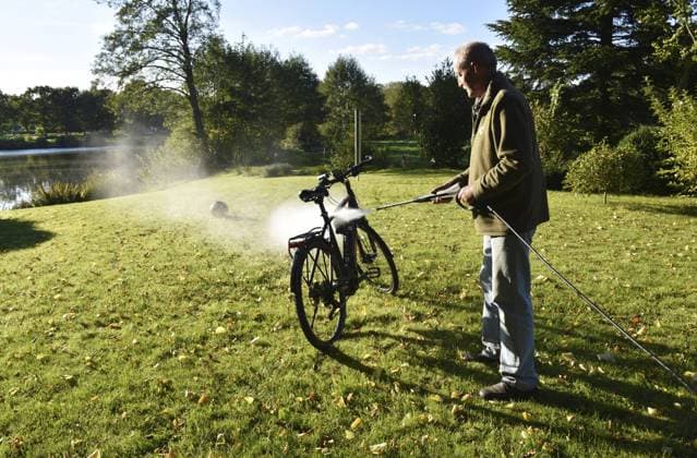 IMAGO Creative, Frühling, Frühjahrsputz Mann reinigt Fahrrad mit Hochdruckreiniger Man cleans bicycle with high-pressure cleaner Copyright: imageBROKER Klaus-DieterxMöbus ibxkmb11517498.jpg ,model released, Symbolfoto ,property released