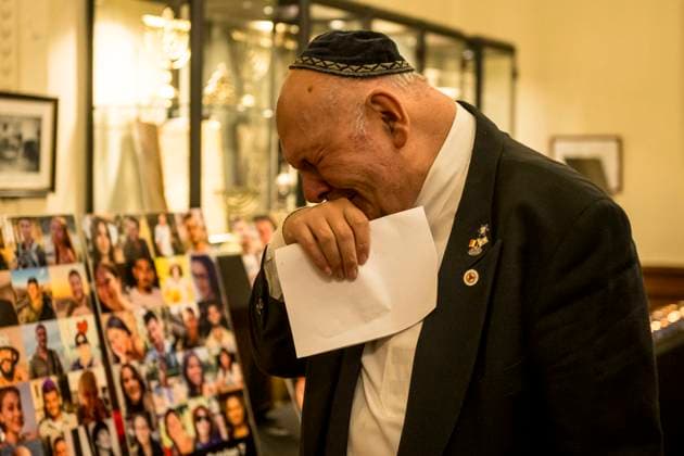 Bilder des Jahres 2024, News 10 Oktober News Themen der Woche KW41 News Bilder des Tages October 7, 2024, Brussels, Bxl, Belgium: Man cries as he looks at photos of attack victims during a ceremony to pay tribute to the victims of the October 7th attack in Israel at the Great Synagogue in Brussels, Belgium on 07 10 2024 Year ago group of Hamas militias, launched a deadly attack on Israeli communities near Gaza, resulting in 1,200 deaths. by Brussels Belgium - ZUMAw80_ 20241007_faf_w80_029 Copyright: xWiktorxDabkowskix